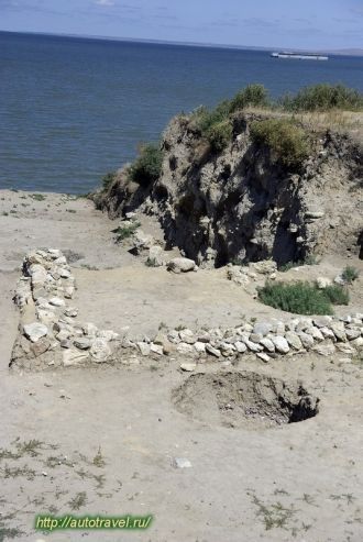 Между зданиями явно просматриваются оста