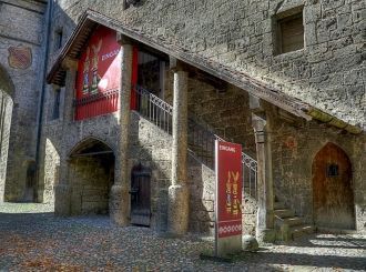 Территория замка поделена на 6 дворов, к