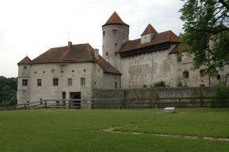 Во второй двор ведут ворота, именуемые «