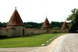 Пятый двор был окружен оборонительными б