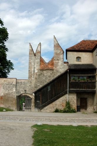 На юге территории замка находится группа