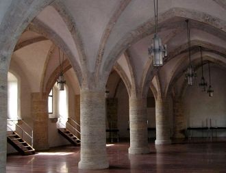 Со стороны расположения города размещает