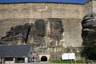 Единственный вход на территорию состоит 