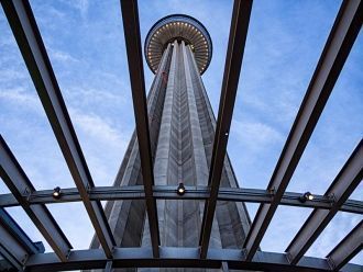 Лифты поднимают посетителей на смотровую