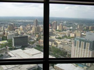 Скорость лифта не слишком большая.