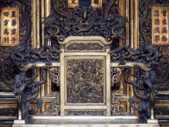 В глубине двора располагался тронный зал