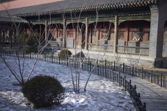 Также там хранились  образцы оружия, а т