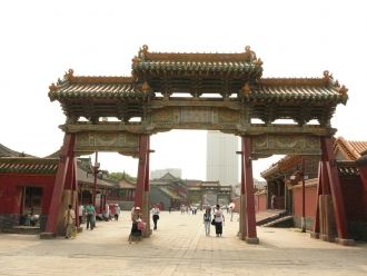 Далее следуют ворота, которые ведут во в