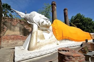 Статуя Лежащего Будды в желтых одеждах.