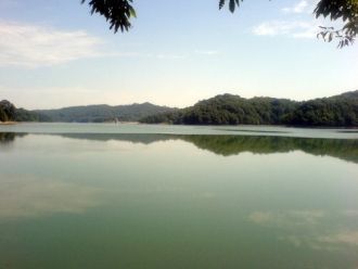 Водохранилище Ханбулан. Мощная дамба, по