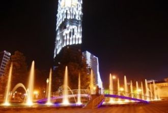 В центре города на Площади Эра есть еще 