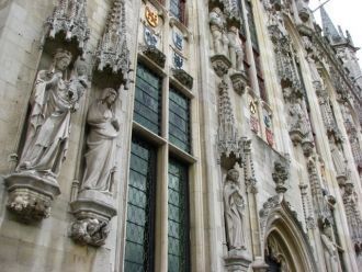 Фасад городской ратуши украшен 48 статуя
