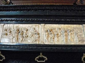 В юго-западном углу площади Бург возвыша