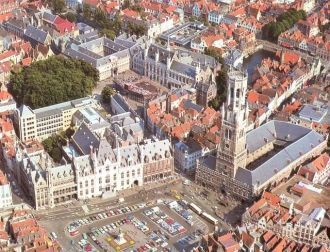 Здесь же на Рыночной площади возвышается