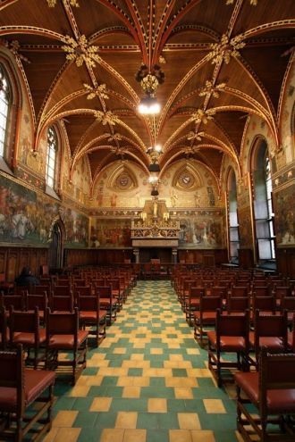 Не уступает фасаду и внутренне убранство