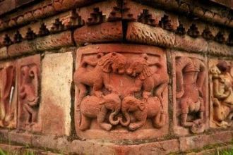 Основание стен монастыря, украшенные рез