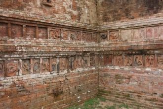 Стены монастыря, украшенные вырезанными 