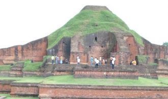 Монастырь является четырехугольным в фор