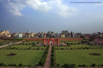 Территория парка окружена стеной, части 