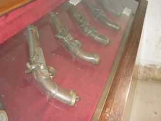 Среди экспонатов - оружие, доспехи, книг