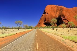 К источнику у подножия Улуру приходят на