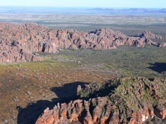 Горы находятся в окружении песчаных равн