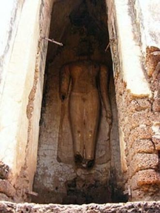 Храм Чеди Джет Тхаеу, находящийся напрот