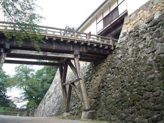 Чтобы не подпустить захватчиков к замку,