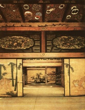 Особенность дворца – скрипящие («поющие»