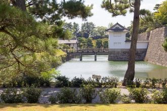 Вход в замок через главные ворота на вос