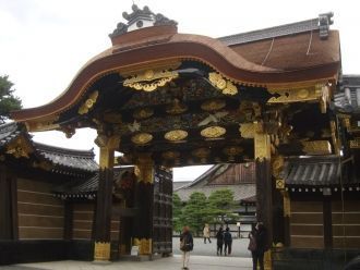 Кроме того, именно здесь, во дворце Нино