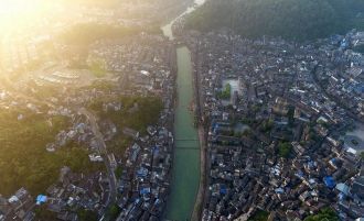 Вид на город, берег реки Тоцзян.