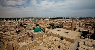 Ичан-Кала обнесена массивной стеной, выс