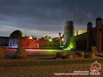 Весь город был огорожен рвом с водой. В 