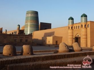 В комплекс Ичан-Кала входят более 400 жи