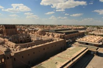 На протяжении всей стены, ровно через ка