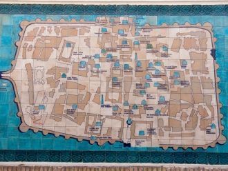 Карта города сделана из мозаики.
