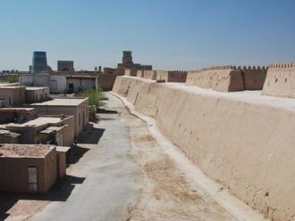 Ближе к центру Ичан-Калы величественно в