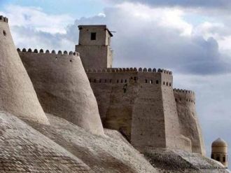 Стена имеет протяженность в 2250 м., есл