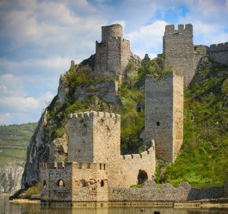 Благодаря обилию зелени в парке могло со