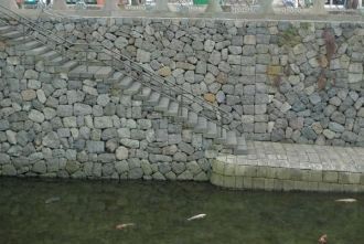 Вдоль реки протянулась набережная, и пос