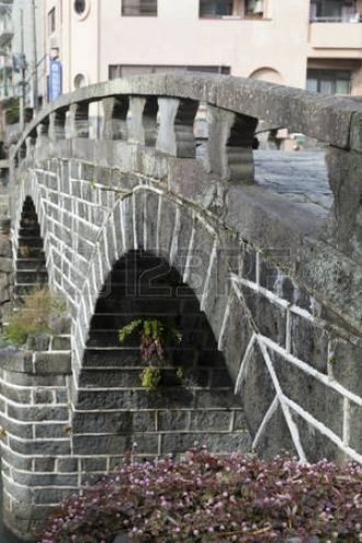 По обеим сторонам от сооружения, во избе