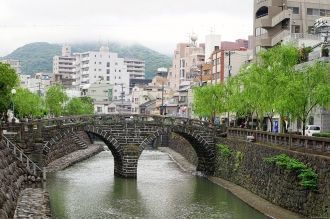 Он сделан из камня и является мостом с д