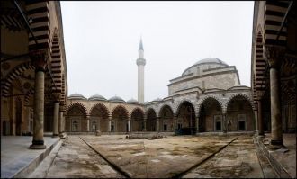 На территории сооружения до настоящего в