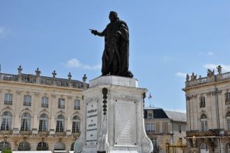 Статуя в центре площади олицетворяет сто
