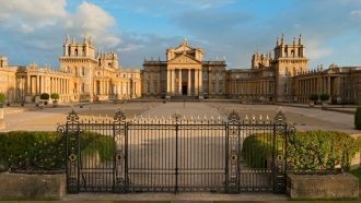 Пользуясь своим влиянием на королеву, ге