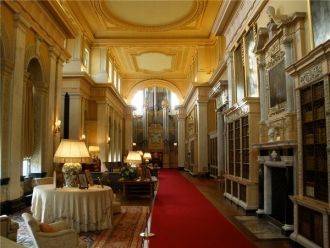 В библиотеке дворца Бленхейм.