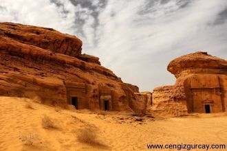 Фрагменты каменных статуй с расплывчатым