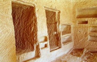 Внутри гробницы.