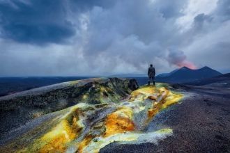 Рейнджер исследует новую область лавы , 
